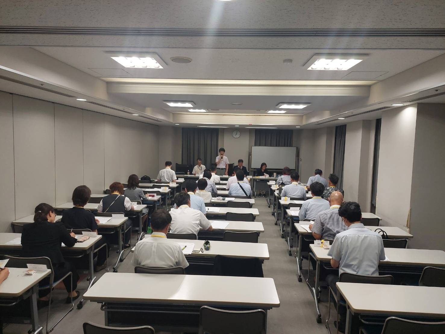 令和7年度第1回理事会の様子